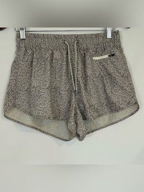 Vuori Clementine2.0 Shorts Women SzM Pale Wheat/Taupe Drawstring Floral Vines